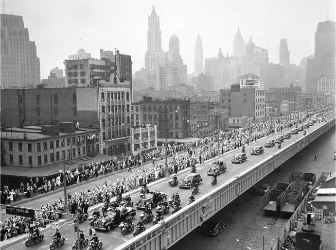 King George VI & Queen Elizabeth (first car) proceed alongside the Hudson River in New York City en route to the New York World’s Fair, on June 10, 1939